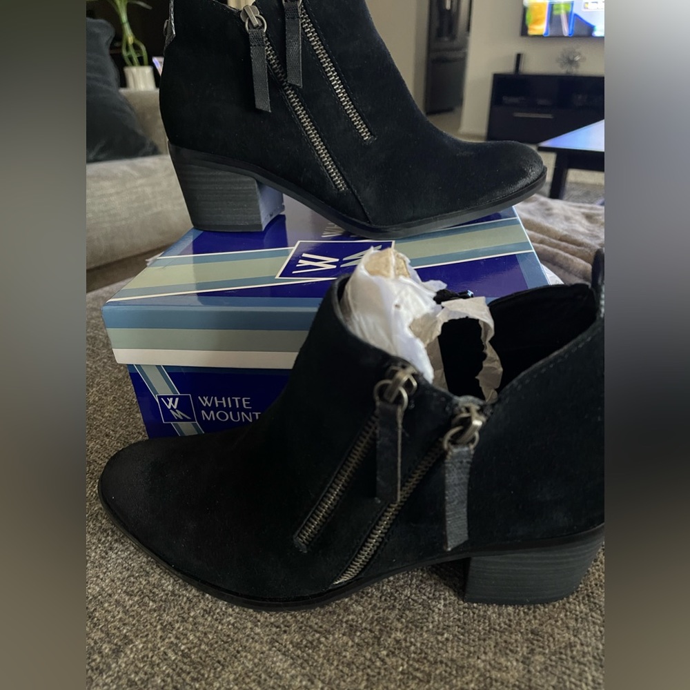 White Mountain suede leather bootie’s in 8.5
